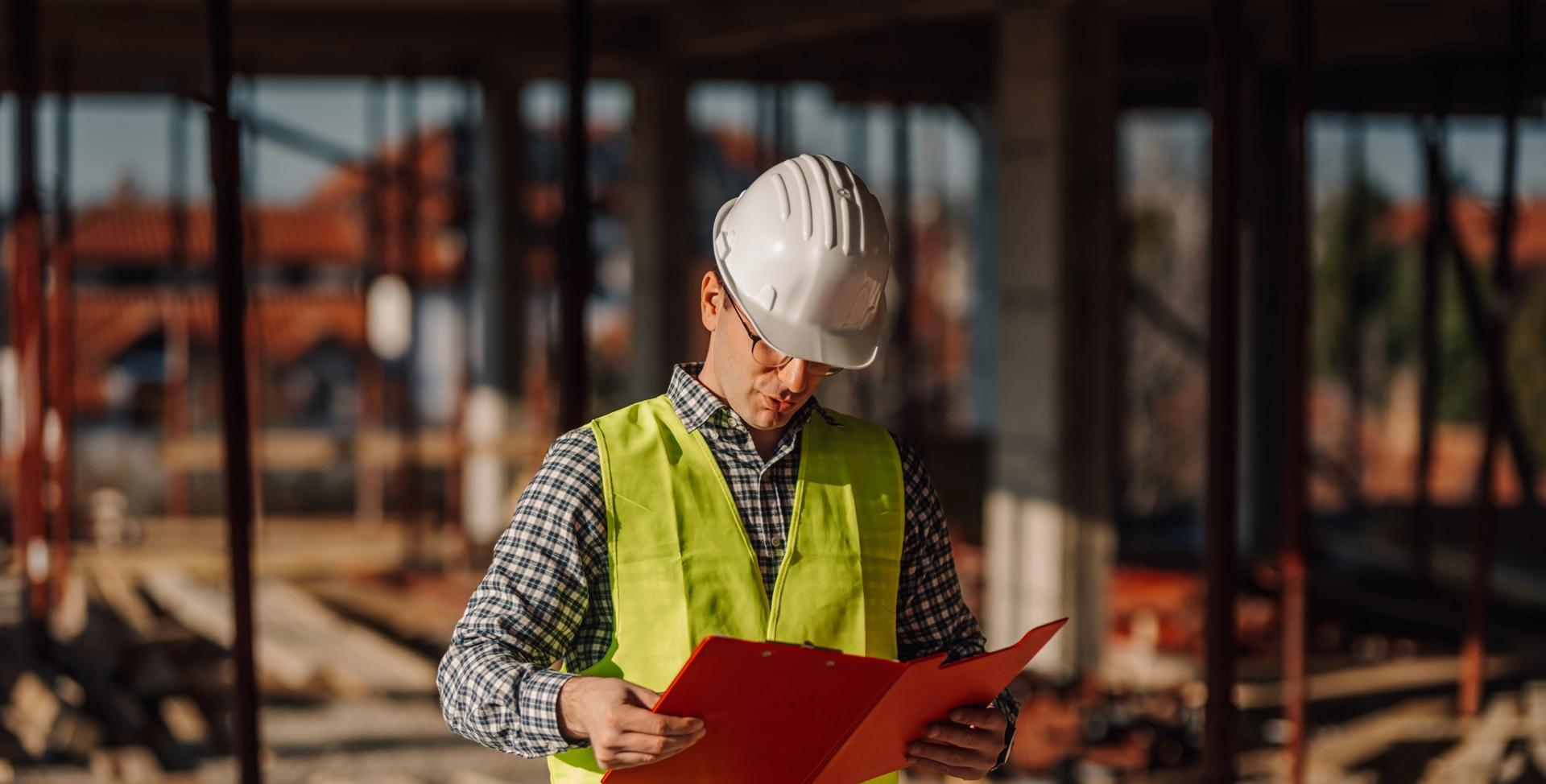 Trabajadores y maquinaria en una obra de construcción