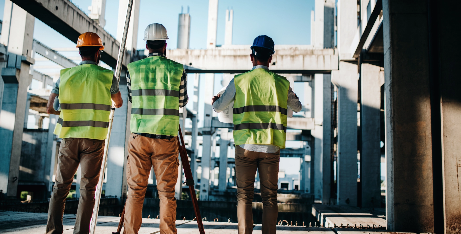 Trabajadores y maquinaria en una obra de construcción